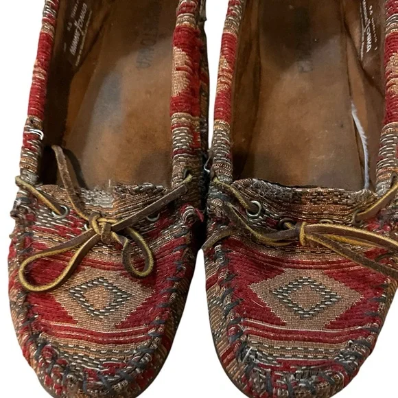 Minnetonka Women's Red Patterned Moccasins size 9.5 GUC - Picture 2 of 5